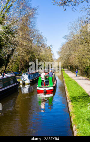 Antenne, Ansicht von oben von schmalen Boote, kanalboote Rubrik bis zu den berühmten Pontcysyllte Aqueduct, Trevor Becken, Wrexham, Wales an einem schönen Tag Stockfoto