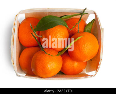 Mandarinen mit Blättern in Holz- Paket, auf weißem Hintergrund Stockfoto