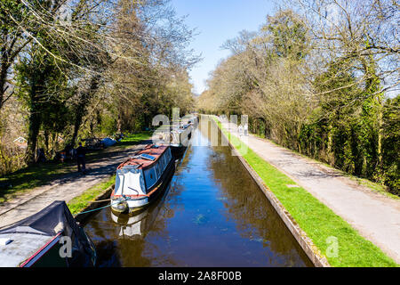 Antenne, Ansicht von oben von schmalen Boote, kanalboote Rubrik bis zu den berühmten Pontcysyllte Aqueduct, Trevor Becken, Wrexham, Wales an einem schönen Tag Stockfoto