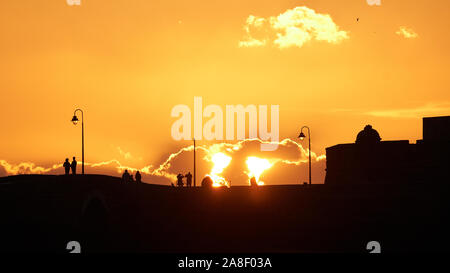 Silhouette Menschen und Lampenlicht Sonnenuntergang am Heiligen Sebastian Damm Cadiz Andalusien Spanien Stockfoto