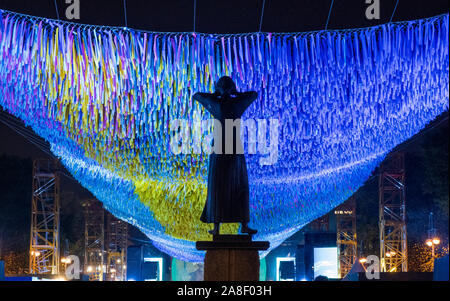 Statue der Ausrufer mit Visionen in Bewegung kunst Installation markiert das 30-jährige Jubiläum des Falls der Berliner Mauer. Stockfoto