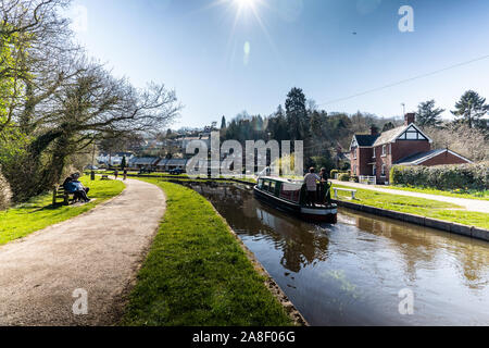 Antenne, Ansicht von oben von schmalen Boote, kanalboote Rubrik bis zu den berühmten Pontcysyllte Aqueduct, Trevor Becken, Wrexham, Wales an einem schönen Tag Stockfoto