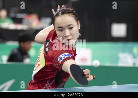 November 8, 2019, Tokyo, Japan: Mima Ito von Japan in Aktion gegen Bernadette Szocs von Rumänien im Viertelfinale gegen Mannschaften der Frauen an der International Table Tennis Federation (ITTF) Team Wm Tokio 2019 an der Tokyo Metropolitan Gymnasium. Japan besiegt Rumänien 3-0. (Bild: © Rodrigo Reyes Marin/ZUMA Draht) Stockfoto