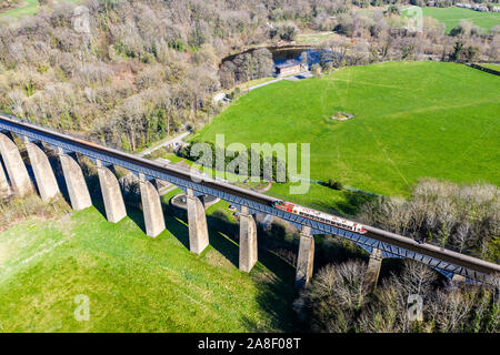 Luftaufnahme von einem schmalen Boot, Boot der Pontcysyllte Aquädukt in der wunderschönen walisischen Landschaft kreuzen, berühmte Llangollen-kanal route Stockfoto