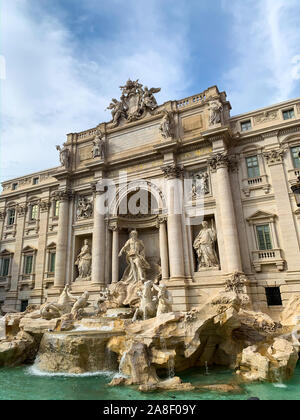 Rom, Italien, 13. Oktober 2019: Trevi Brunnen, ein Aquädukt - FBI-Rokoko Brunnen, von Nicola Salvi entworfen und im Jahr 1762 abgeschlossen, mit geschnitzten Figuren. P Stockfoto