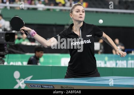 Tokio, Japan. 8. November, 2019. Daniela Dodean Monteiro von Rumänien in Aktion gegen Kasumi Ishikawa in Japan während der frauenmannschaften Viertelfinale gegen bei der International Table Tennis Federation (ITTF) Team Wm Tokio 2019 an der Tokyo Metropolitan Gymnasium. Japan besiegt Rumänien 3-0. Credit: Rodrigo Reyes Marin/ZUMA Draht/Alamy leben Nachrichten Stockfoto