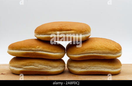 Frisches Brot für Hot Dogs, Holztisch, weißer Hintergrund Stockfoto