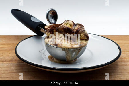 Tiramisu Eis und ein Eis Löffel auf Holztisch, weißen Hintergrund. Stockfoto