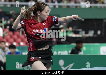 Tokio, Japan. 8. November, 2019. Kasumi Ishikawa in Japan in Aktion gegen Daniela Dodean Monteiro von Rumänien während der frauenmannschaften Viertelfinale gegen bei der International Table Tennis Federation (ITTF) Team Wm Tokio 2019 an der Tokyo Metropolitan Gymnasium. Japan besiegt Rumänien 3-0. Credit: Rodrigo Reyes Marin/ZUMA Draht/Alamy leben Nachrichten Stockfoto