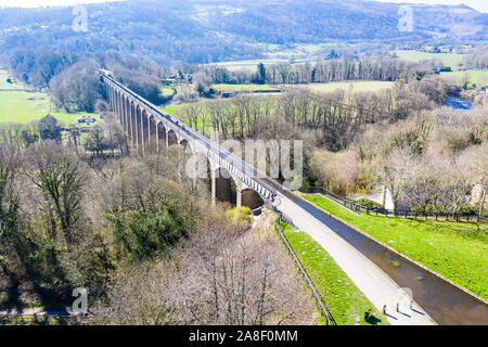 Luftaufnahme von einem schmalen Boot, Boot der Pontcysyllte Aquädukt in der wunderschönen walisischen Landschaft kreuzen, berühmte Llangollen-kanal route Stockfoto