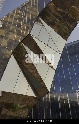 Nahaufnahme Detail der modernen Glas gespiegelt Städtische Architektur Stockfoto