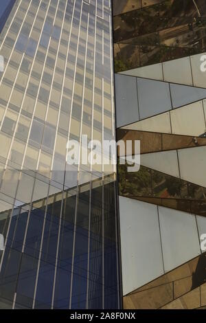 Nahaufnahme Detail der modernen Glas gespiegelt Städtische Architektur Stockfoto