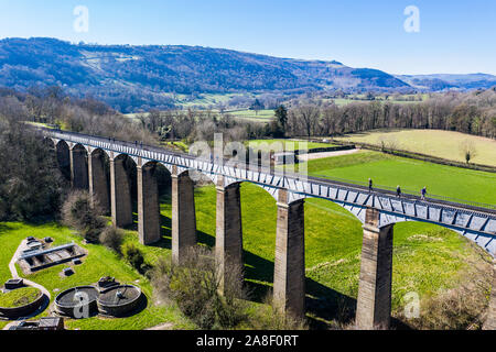 Luftaufnahme von einem schmalen Boot, Boot der Pontcysyllte Aquädukt in der wunderschönen walisischen Landschaft kreuzen, berühmte Llangollen-kanal route Stockfoto