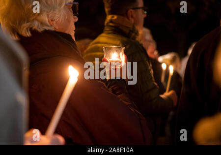 08 November 2019, Niedersachsen, Hannover: stehen Menschen mit Kerzen in den Händen vor der Synagoge der Liberalen Jüdischen Gemeinde Hannover K.d.ö.R. und Form einer Lichterkette. Die Menschen sind ein Signal gegen Antisemitismus und Rassismus für eine tolerante und friedliche Gesellschaft. Foto: Peter Steffen/dpa Stockfoto