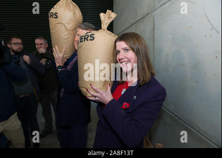 Auchtermuchty, UK. 8. November 2019. Bild: (links) Willie Rennie MSP-Führer der schottischen liberalen Demokraten; (rechts), Jo Swinson MP-Vorsitzender der britischen liberaldemokratischen Partei. Liberaldemokraten Jo Swinson visits North East Fife als Teil ihrer Leader's Tour durch Großbritannien, wie sie der Fall macht die Wähler in Schottland zu bleiben zurück die Liberaldemokraten Schottlands Platz im Herzen der Europäischen Union zu schützen. Credit: Colin Fisher/Alamy leben Nachrichten Stockfoto