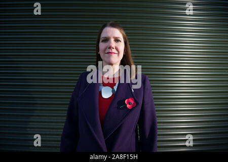 Auchtermuchty, UK. 8. November, 2019. Bild: Jo Swinson MP-Vorsitzender der britischen liberaldemokratischen Partei. Liberaldemokraten Jo Swinson visits North East Fife als Teil ihrer Leader's Tour durch Großbritannien, wie sie der Fall macht die Wähler in Schottland zu bleiben zurück die Liberaldemokraten Schottlands Platz im Herzen der Europäischen Union zu schützen. Credit: Colin Fisher/Alamy leben Nachrichten Stockfoto