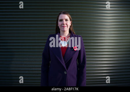 Auchtermuchty, UK. 8. November, 2019. Bild: Jo Swinson MP-Vorsitzender der britischen liberaldemokratischen Partei. Liberaldemokraten Jo Swinson visits North East Fife als Teil ihrer Leader's Tour durch Großbritannien, wie sie der Fall macht die Wähler in Schottland zu bleiben zurück die Liberaldemokraten Schottlands Platz im Herzen der Europäischen Union zu schützen. Credit: Colin Fisher/Alamy leben Nachrichten Stockfoto