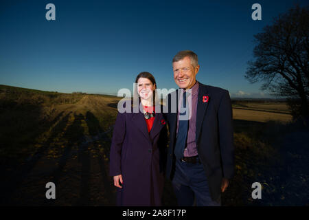 Auchtermuchty, UK. 8. November 2019. Bild: (links) Jo Swinson MP-Vorsitzender der britischen liberaldemokratischen Partei; (rechts), Willie Rennie MSP-Führer der schottischen Liberaldemokratischen Partei. Liberaldemokraten Jo Swinson visits North East Fife als Teil ihrer Leader's Tour durch Großbritannien, wie sie der Fall macht die Wähler in Schottland zu bleiben zurück die Liberaldemokraten Schottlands Platz im Herzen der Europäischen Union zu schützen. Credit: Colin Fisher/Alamy leben Nachrichten Stockfoto