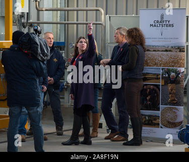 Auchtermuchty, UK. 8. November 2019. Bild: (links) Jo Swinson MP-Vorsitzender der britischen liberaldemokratischen Partei; (rechts), Willie Rennie MSP-Führer der schottischen Liberaldemokratischen Partei. Liberaldemokraten Jo Swinson visits North East Fife als Teil ihrer Leader's Tour durch Großbritannien, wie sie der Fall macht die Wähler in Schottland zu bleiben zurück die Liberaldemokraten Schottlands Platz im Herzen der Europäischen Union zu schützen. Credit: Colin Fisher/Alamy leben Nachrichten Stockfoto