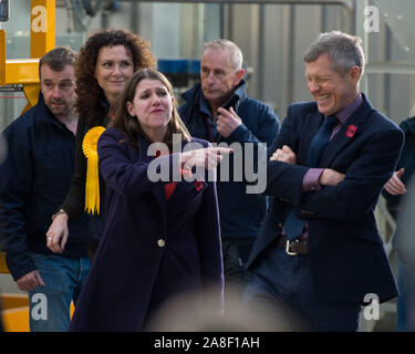 Auchtermuchty, UK. 8. November 2019. Bild: (links) Jo Swinson MP-Vorsitzender der britischen liberaldemokratischen Partei; (rechts), Willie Rennie MSP-Führer der schottischen Liberaldemokratischen Partei. Liberaldemokraten Jo Swinson visits North East Fife als Teil ihrer Leader's Tour durch Großbritannien, wie sie der Fall macht die Wähler in Schottland zu bleiben zurück die Liberaldemokraten Schottlands Platz im Herzen der Europäischen Union zu schützen. Credit: Colin Fisher/Alamy leben Nachrichten Stockfoto