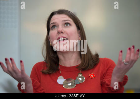 Auchtermuchty, UK. 8. November, 2019. Bild: Jo Swinson MP-Vorsitzender der britischen liberaldemokratischen Partei. Liberaldemokraten Jo Swinson visits North East Fife als Teil ihrer Leader's Tour durch Großbritannien, wie sie der Fall macht die Wähler in Schottland zu bleiben zurück die Liberaldemokraten Schottlands Platz im Herzen der Europäischen Union zu schützen. Credit: Colin Fisher/Alamy leben Nachrichten Stockfoto