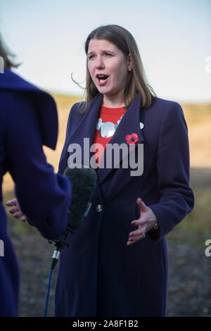 Auchtermuchty, UK. 8. November, 2019. Bild: Jo Swinson MP-Vorsitzender der britischen liberaldemokratischen Partei. Liberaldemokraten Jo Swinson visits North East Fife als Teil ihrer Leader's Tour durch Großbritannien, wie sie der Fall macht die Wähler in Schottland zu bleiben zurück die Liberaldemokraten Schottlands Platz im Herzen der Europäischen Union zu schützen. Credit: Colin Fisher/Alamy leben Nachrichten Stockfoto