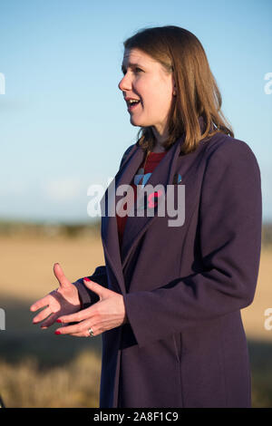 Auchtermuchty, UK. 8. November, 2019. Bild: Jo Swinson MP-Vorsitzender der britischen liberaldemokratischen Partei. Liberaldemokraten Jo Swinson visits North East Fife als Teil ihrer Leader's Tour durch Großbritannien, wie sie der Fall macht die Wähler in Schottland zu bleiben zurück die Liberaldemokraten Schottlands Platz im Herzen der Europäischen Union zu schützen. Credit: Colin Fisher/Alamy leben Nachrichten Stockfoto