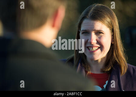 Auchtermuchty, UK. 8. November, 2019. Bild: Jo Swinson MP-Vorsitzender der britischen liberaldemokratischen Partei. Liberaldemokraten Jo Swinson visits North East Fife als Teil ihrer Leader's Tour durch Großbritannien, wie sie der Fall macht die Wähler in Schottland zu bleiben zurück die Liberaldemokraten Schottlands Platz im Herzen der Europäischen Union zu schützen. Credit: Colin Fisher/Alamy leben Nachrichten Stockfoto