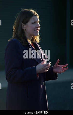 Auchtermuchty, UK. 8. November, 2019. Bild: Jo Swinson MP-Vorsitzender der britischen liberaldemokratischen Partei. Liberaldemokraten Jo Swinson visits North East Fife als Teil ihrer Leader's Tour durch Großbritannien, wie sie der Fall macht die Wähler in Schottland zu bleiben zurück die Liberaldemokraten Schottlands Platz im Herzen der Europäischen Union zu schützen. Credit: Colin Fisher/Alamy leben Nachrichten Stockfoto