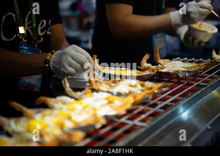 Macao, China. 8. November, 2019. Köche einer Garküche Gerichte machen während des 19 Macau Food Festival im Sai Van See Platz in Macao, China, November 8, 2019. 19 Macau Food Festival startete in Macau am Freitag mit rund 160 Ständen die Besucher zu dienen. Credit: Cheong kam Ka/Xinhua/Alamy leben Nachrichten Stockfoto