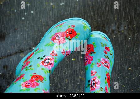 Regentag im Frühjahr Saison Regentropfen und Rainboots Stockfoto