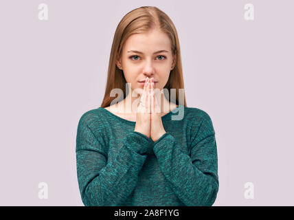 Mädchen mit Ingwer Haar grüne Augen tragen Pullover Stockfoto