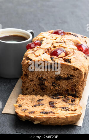 Gemischtes Obst Brot Kuchen auf schwarzen Stein Tabelle Stockfoto