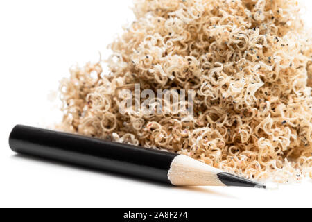 Oversharpened Bleistift vor der Haufen der Späne. Konzept des fruchtlosen Design oder Kunst arbeiten Stockfoto