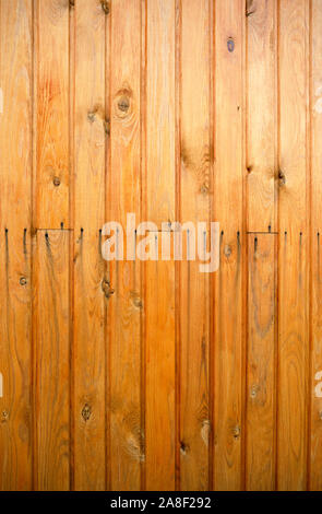 Hintergrund von Holzbrettern gemalt mit Fleck in Gelb. Stockfoto