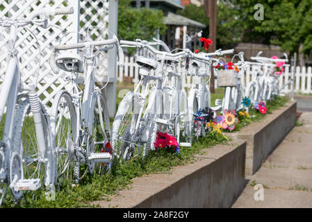 Zaun mit alten Fahrrädern vor einem Haus im Prairie City, Oregon. Stockfoto