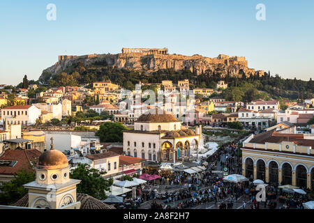 Athen, Griechenland - 15. Mai 2019: Die Sonne über Athen Altstadt mit der berühmten Akropolis Tempel und den Berg und dem Monastiraki Platz in Griechenland Kopf Stockfoto