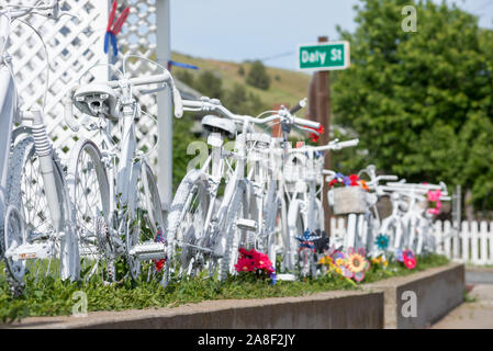 Zaun mit alten Fahrrädern vor einem Haus im Prairie City, Oregon. Stockfoto