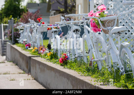 Zaun mit alten Fahrrädern vor einem Haus im Prairie City, Oregon. Stockfoto