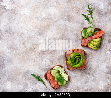 Gesunde Toast mit Lachs und Avocado rose Stockfoto