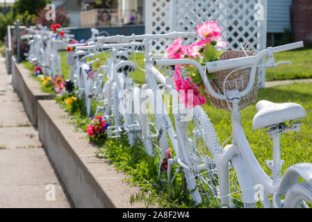 Zaun mit alten Fahrrädern vor einem Haus im Prairie City, Oregon. Stockfoto