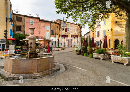 Tourtour, Frankreich - 23. Juni 2019: Traditionelle Häuser in Tourtour Dorf in der Provence, Var in Frankreich Stockfoto