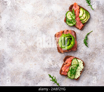 Gesunde Toast mit Lachs und Avocado rose Stockfoto