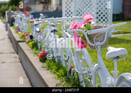 Zaun mit alten Fahrrädern vor einem Haus im Prairie City, Oregon. Stockfoto