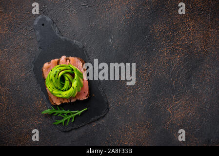 Gesunde Toast mit Lachs und Avocado rose Stockfoto