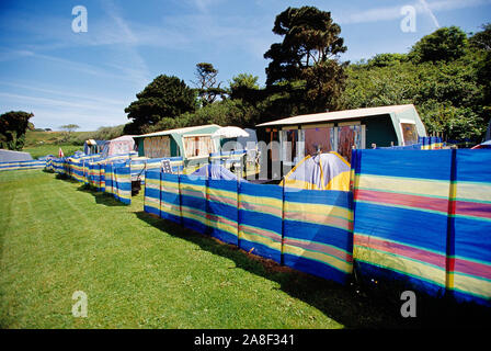 Guernsey. Herm Insel. Campingplatz mit Windschutz und Zelte. Stockfoto