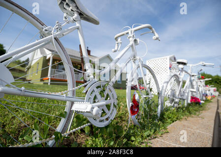 Zaun mit alten Fahrrädern vor einem Haus im Prairie City, Oregon. Stockfoto