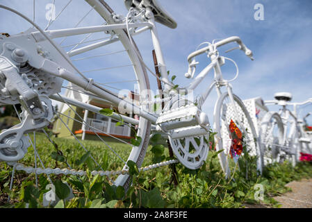 Zaun mit alten Fahrrädern vor einem Haus im Prairie City, Oregon. Stockfoto