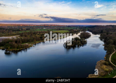 Schöne Luftaufnahme der Trentham Gardens Immobilien und See, in Trentham, Stoke-on-Trent, Staffordshire, Sehenswürdigkeit, Shopping Village Stockfoto