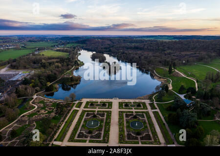 Schöne Luftaufnahme der Trentham Gardens Immobilien und See, in Trentham, Stoke-on-Trent, Staffordshire, Sehenswürdigkeit, Shopping Village Stockfoto